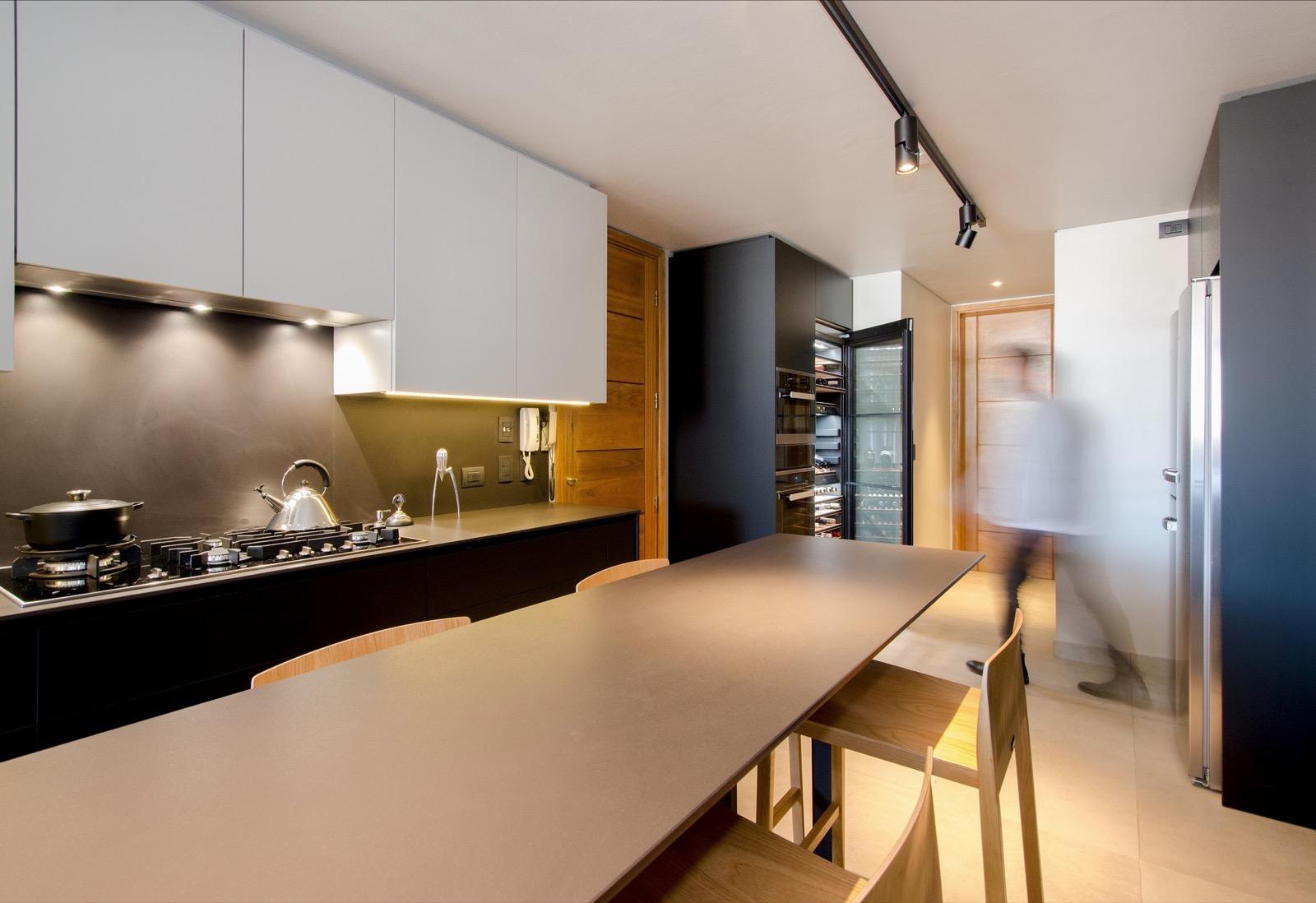 Kitchen in StyleLite Arctic TruMatte and Carbon TruMatte